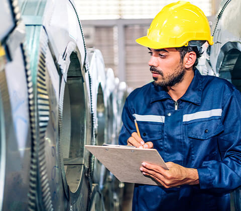 Ingeniero de Caproin garantizando la satisfacción del cliente mediante una revisión técnica exhaustiva.