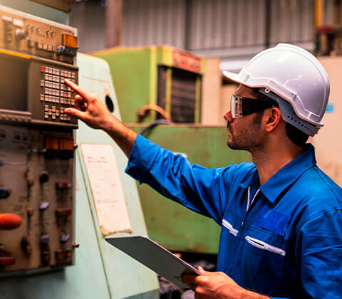 Ingeniero de Caproin revisando las necesidades específicas de la industria en Colombia, garantizando la satisfacción del cliente y ofreciendo productos y servicios de alta calidad.